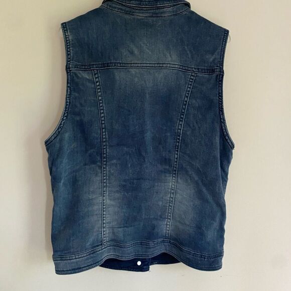 Classic Blue Denim Vest with Western Styling - Picture 3 of 5